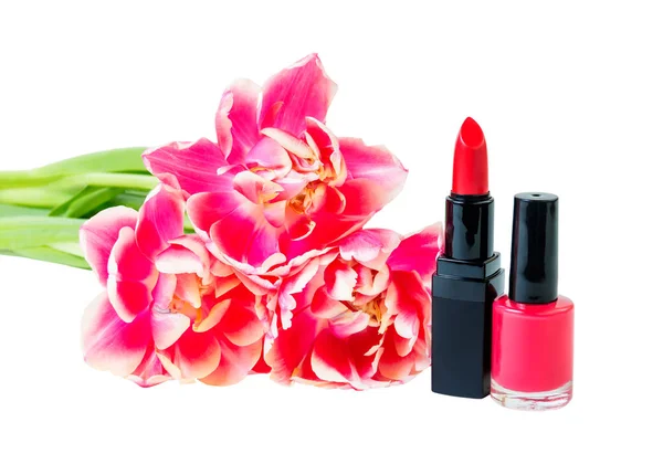 Decoratieve cosmetica en tulpen geïsoleerd op witte achtergrond — Stockfoto