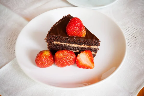 新鮮なイチゴとチョコレート ケーキ — ストック写真