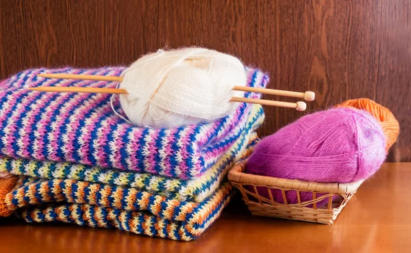 Pulls tricotés avec aiguilles à tricoter et laine — Photo