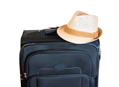 Siyah bavul ve beyaz arka plan üzerinde izole şapka