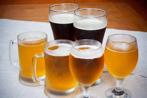 Bicchieri di birra sul tavolo. Focus selettivo — Foto Stock