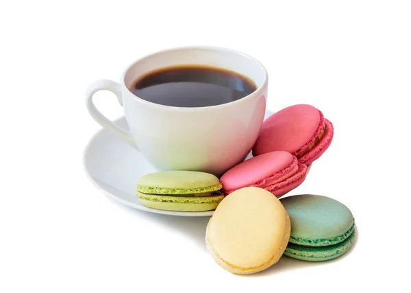 Tasse à café blanche avec macarons colorés isolés sur fond blanc — Photo