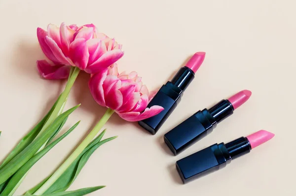 Decoratieve cosmetica en tulpen op beige achtergrond — Stockfoto