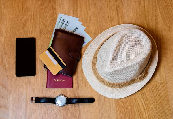 Akcesoria podróżne. Kapelusz, portfel, paszport przygotowany na wyjazd — Zdjęcie stockowe