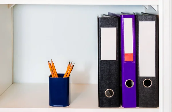 Prateleira branca com pastas de escritório e porta-lápis — Fotografia de Stock