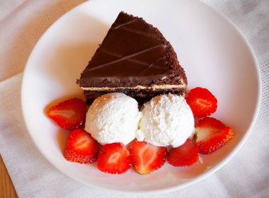 Dondurmalı çikolatalı pasta. 