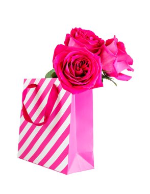 Pembe alışveriş çantası ve pembe güller beyaz arka plan üzerinde izole