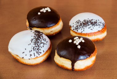 Ahşap arka plan üzerinde renkli çörek. Seçici odak