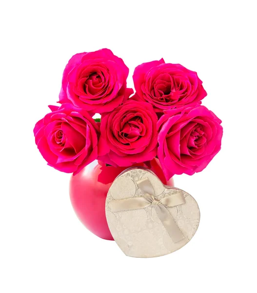 Roze rozen en geïsoleerd op een witte achtergrond van de doos van de gift — Stockfoto