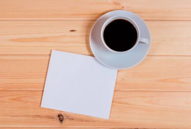 Boş kartı ve metin alanı olan kahve fincanı