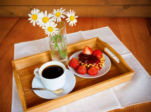 Våfflor med jordgubbssylt och färska jordgubbar och kaffe på trä bakgrund — Stockfoto