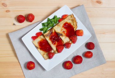 Krep çilek reçeli ve taze çilek ile