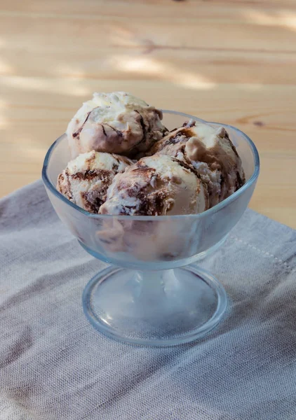 De bolletjes van vanille-ijs met chocoladesaus in kom. Selectieve aandacht — Stockfoto