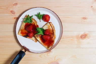 Krep taze çilek ve tavada çilek reçeli