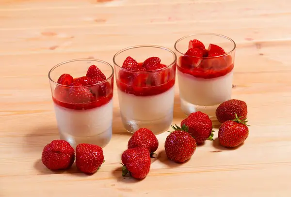 Läcker italiensk dessert pannacotta med jordgubbar coulis — Stockfoto