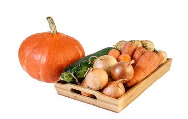 Beyaz arka plan üzerinde izole ahşap tepsi üzerinde taze sebze