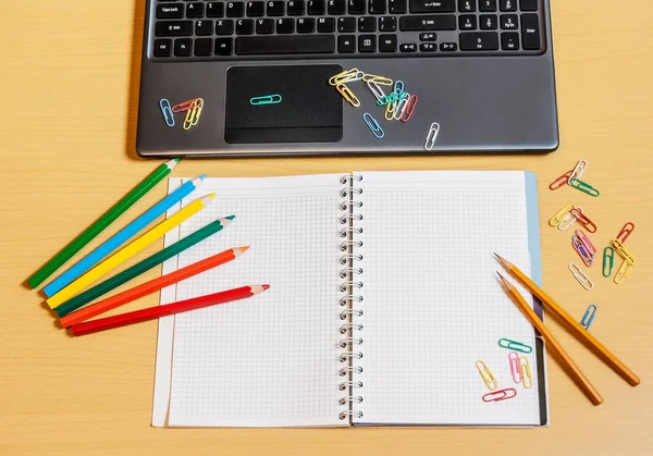 Área de trabalho do escritório com laptop, notebook aberto e lápis — Fotografia de Stock