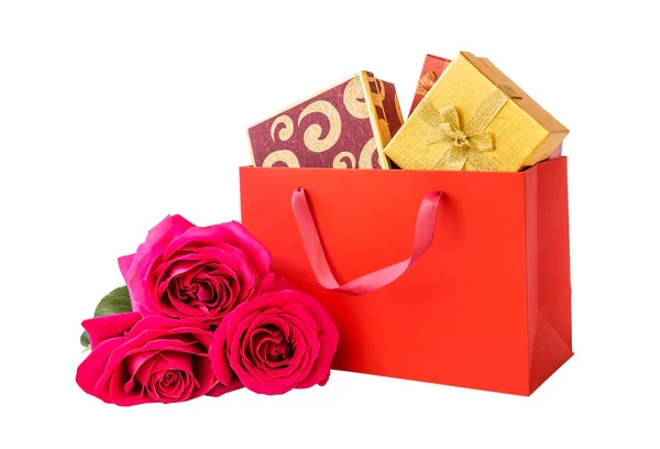 Geschenkdozen in boodschappentas en roze rozen geïsoleerd op witte achtergrond — Stockfoto