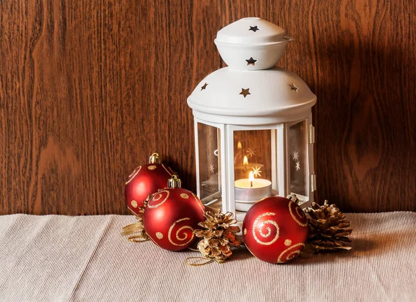 Lanterna de Natal e decorações de Natal. Foco seletivo — Fotografia de Stock