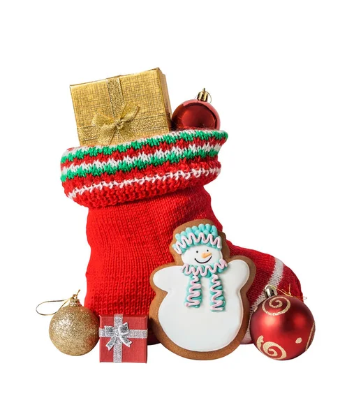 Рождественский чулок с подарками, пряничный торт и шарики изолированы — стоковое фото