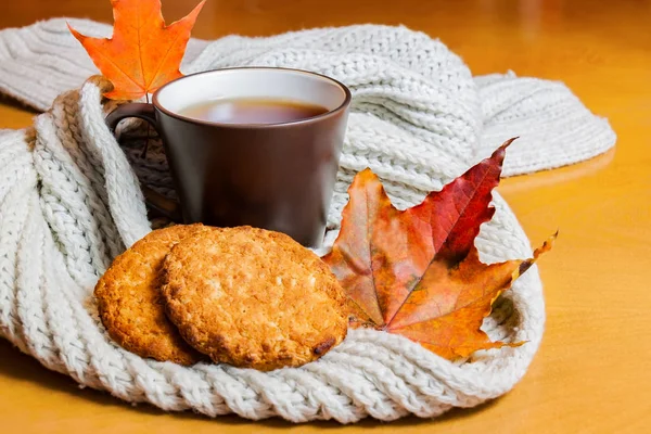 Taza de té y galletas en la mesa de madera —  Fotos de Stock