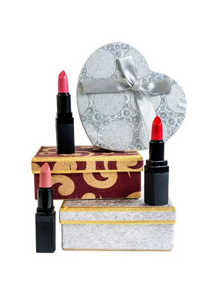 Geschenkboxen und Lippenstifte isoliert auf weißem Hintergrund — Stockfoto