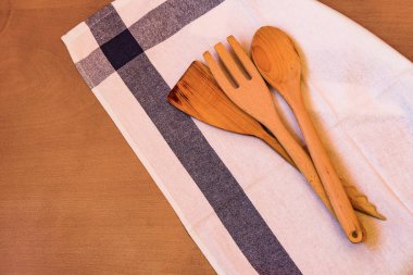 ahşap masa üzerinde ahşap mutfak gereçleri