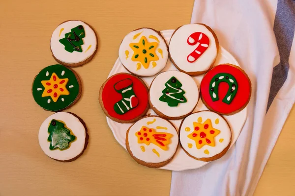 Bunte Weihnachtsplätzchen auf dem Tisch — Stockfoto