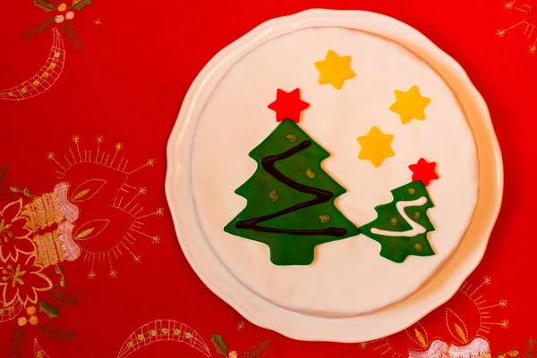 Fondan Noel ağacına kırmızı Noel masa örtüsü ile Noel kek dekore — Stok fotoğraf