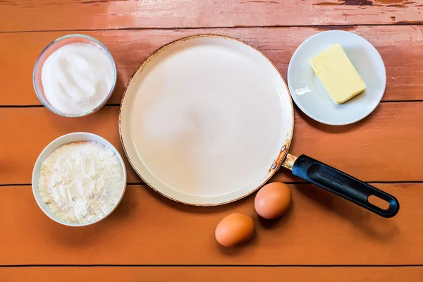 Œufs, beurre, farine, sucre et poêle — Photo