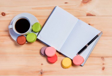 Kahve fincanı, kalem, ahşap masa üzerinde açılan Organizatör