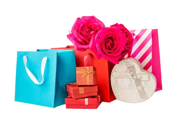 Bunte Einkaufstaschen, Geschenkboxen und Rosen isoliert auf weiß — Stockfoto