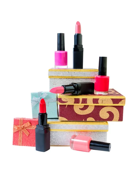 Geschenkdozen, nagel poetsmiddelen en lippenstiften geïsoleerd op wit — Stockfoto