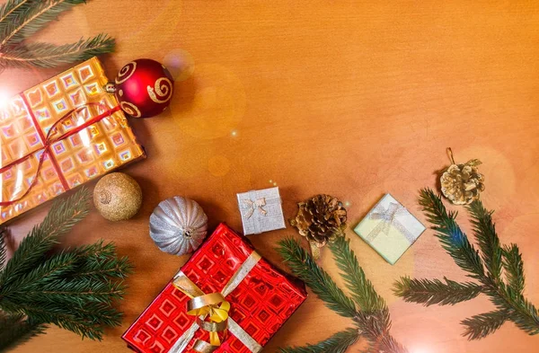 Christmas border gjorde fir grenar, dekorationer och gåvor. — Stockfoto