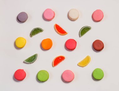 Renkli macaroons ve marmelat desen bej renkli arka plan üzerinde