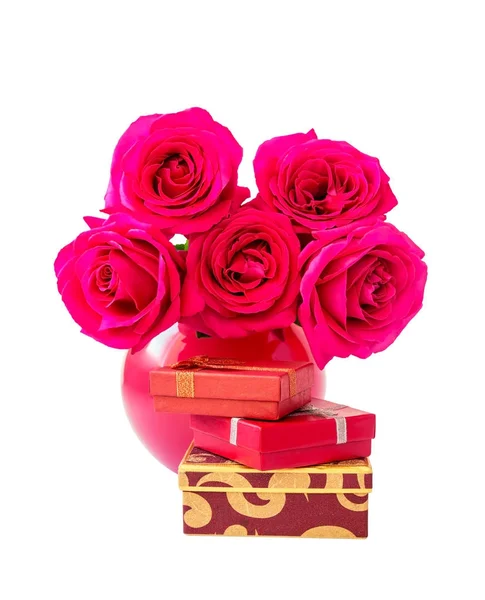 Ροζ τριαντάφυλλα και κουτιά δώρου που απομονώνονται σε λευκό φόντο — Φωτογραφία Αρχείου