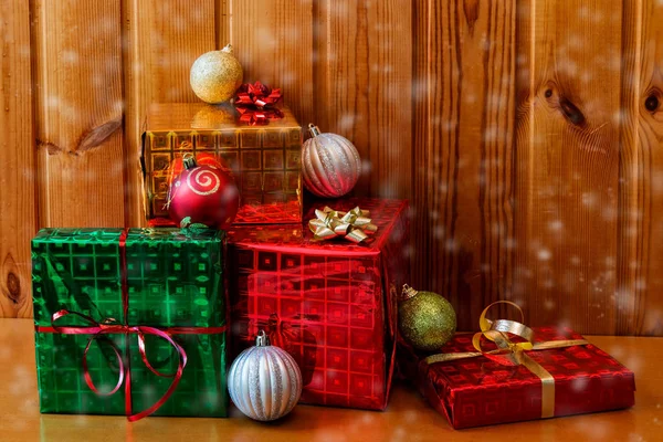 Julklappar på trä bakgrund — Stockfoto