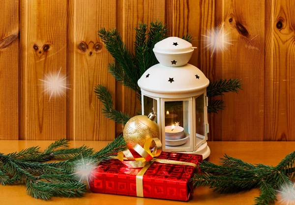 Weiße Laterne und Weihnachtsgeschenk auf Holztisch. — Stockfoto
