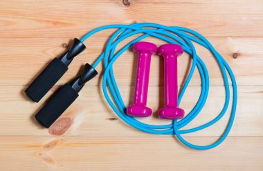 Dambıl ve ahşap arka plan atlama ipi