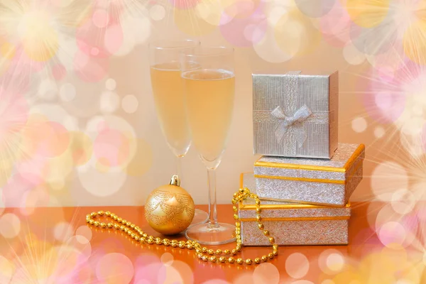 Brýle s šampaňským, dárky a zlatý vánoční koule — Stock fotografie