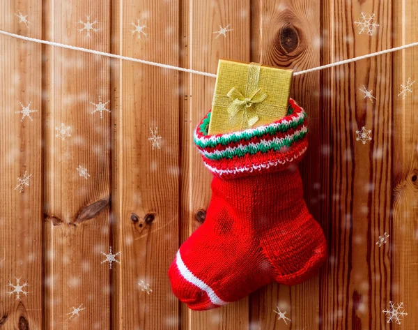 Noel çorap ahşap duvarda asılı