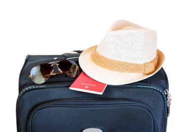 Siyah bavul, güneş gözlüğü ve şapka beyaz arka plan üzerinde izole