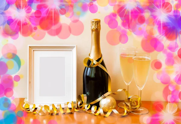 Bouteille de champagne, verres avec champagne et cadre en bois blanc vide — Photo