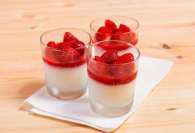 Lezzetli İtalyan tatlı panna cotta. Seçici odak