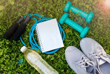 Spor ayakkabı, halter, şişe su, defter ve atlama ipi