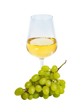 Cam izole beyaz arka plan üzerinde beyaz şarap ve üzüm Şubesi