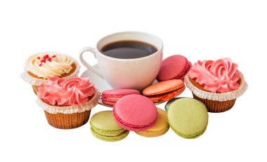 Renkli macarons ve izole kek ile beyaz kahve fincanı. Seçici odak