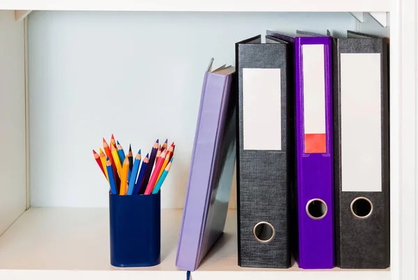 Prateleira de escritório branco com pastas, organizador e porta-lápis — Fotografia de Stock