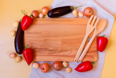 Çiğ sebze ürün yelpazesine tarafından çevrili ahşap kesme tahtası