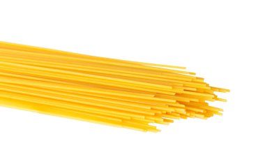 Beyaz arka plan üzerinde izole pişmemiş makarna spagetti. Seçici odak